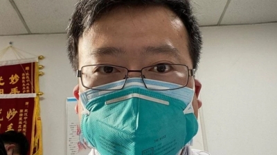 Κίνα: Χιλιάδες μηνύματα για τα δύο χρόνια από τον θάνατο του γιατρού που αποκάλυψε την πανδημία
