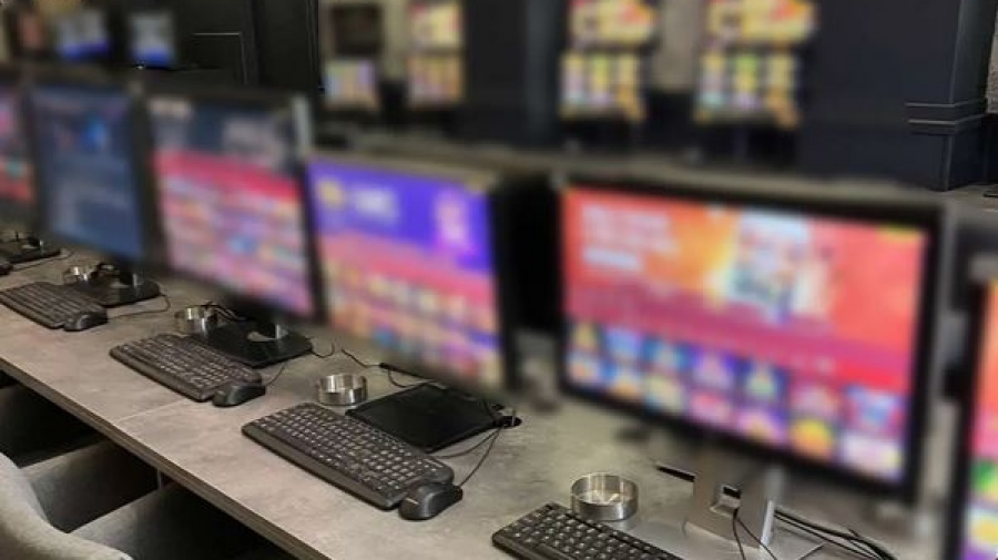 Στο δόκανο της αστυνομίας παράνομο καζίνο στον Πειραιά – Συνελήφθησαν δύο άτομα, κατασχέθηκαν 34 υπολογιστές με «φρουτάκια»