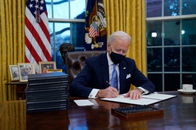 ΗΠΑ: Στην πρώτη του ημέρα ως πρόεδρος, ο Biden εξαΰλωσε 70 χιλ. θέσεις εργασίας