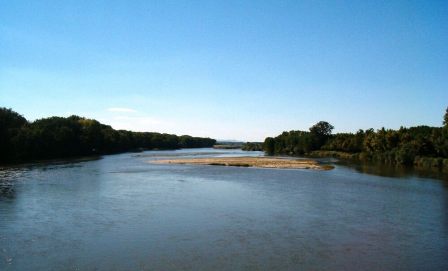Πεθαίνει ο Έβρος - Κάτοικος της περιοχής περπατάει στο ποτάμι που έχει στερέψει