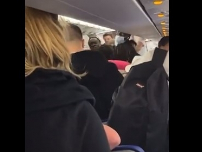 Κρήτη: Χαμός σε πτήση – Τουρίστες χτύπησαν τον πιλότο και τραμπούκιζαν πλήρωμα και επιβάτες