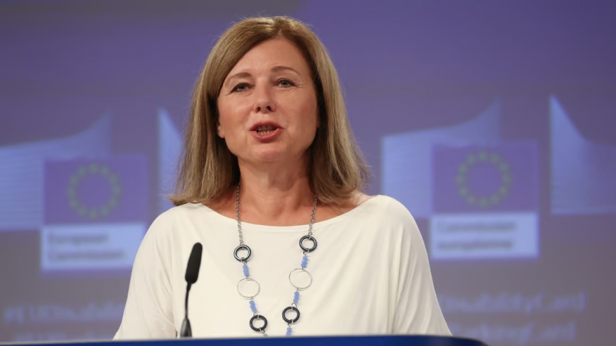 Jourova (Κομισιόν): Η Ρωσία θέλει να αλλάξει πρόσωπα και καταστάσεις στο Ευρωκοινοβούλιο και την Επιτροπή