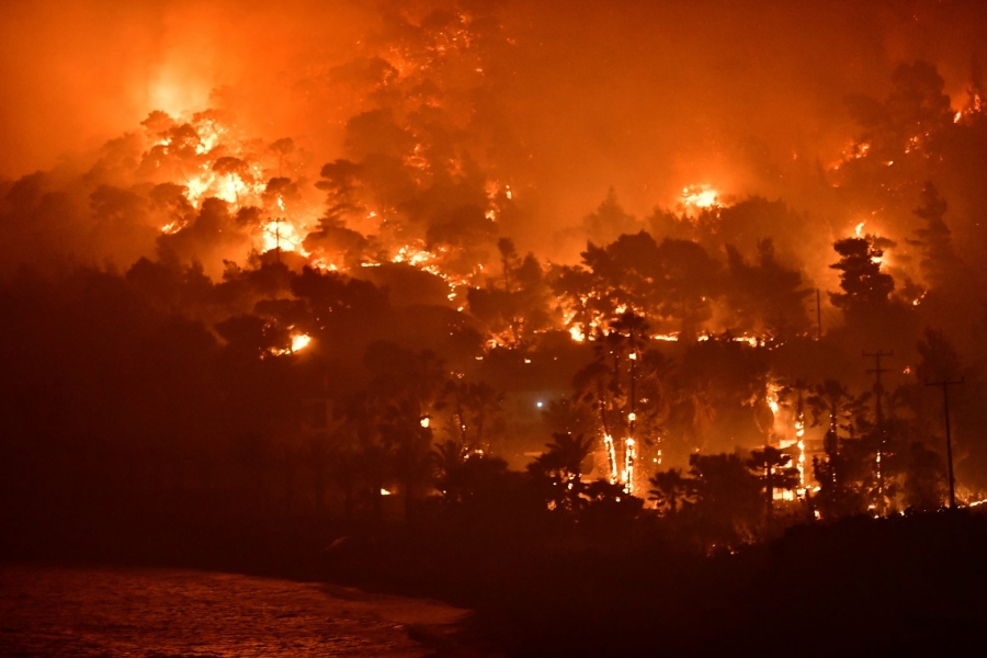 Σε εξέλιξη τα πύρινα μέτωπα σε Κορινθία και Αργολίδα – Μάχη των πυροσβεστών με τις φλόγες