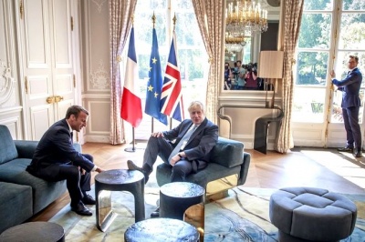 Ο Boris Johnson ανέβασε το πόδι του σε τραπεζάκι στα… Ηλύσια Πεδία