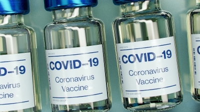 The Lancet: Οι εμβολιασμένοι θετικοί σε covid έχουν 251 φορές υψηλότερο ιικό φορτίο έναντι αυτών με φυσική ανοσία