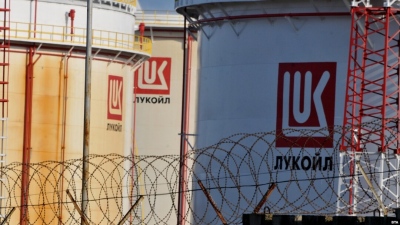Οι Ουκρανοί χτύπησαν διυλιστήριο της Lukoil στη Ρωσία - Περιορισμοί στις πτήσεις