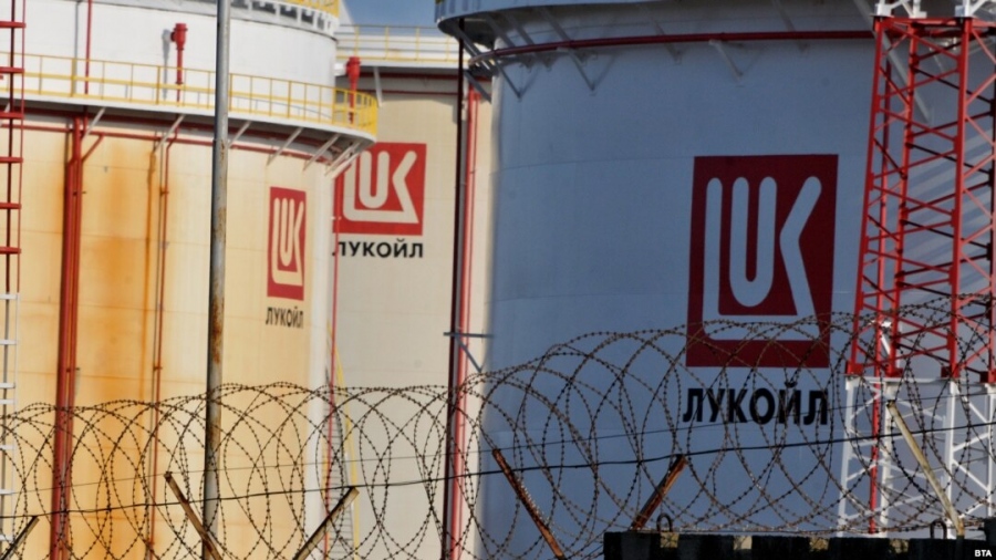 Οι Ουκρανοί χτύπησαν διυλιστήριο της Lukoil στη Ρωσία - Περιορισμοί στις πτήσεις