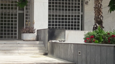 Συναγερμός στον Άρειο Πάγο - Φωτιά σε σχολική τσάντα μπροστά από το δικαστήριο