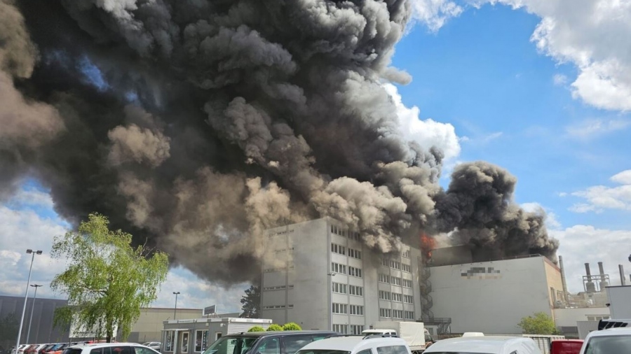 Συναγερμός στο Βερολίνο για φωτιά σε εργοστάσιο μετάλλων - Φόβοι για τοξικούς καπνούς