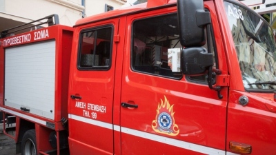 Πυρκαγιά στο Λουτράκι - Επιχειρούν πυροσβέστες και εθελοντές