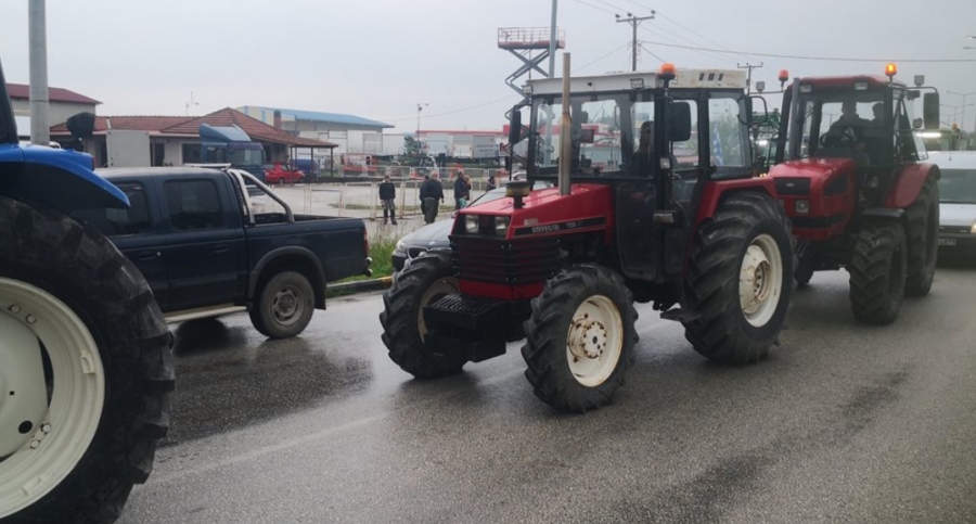 Αυξάνεται η πολιτική ένταση - Στα αγροτικά μπλόκα κλιμάκια του ΠΑΣΟΚ και του ΣΥΡΙΖΑ