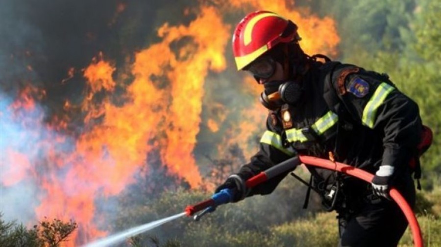 Φωτιά στις Κεχριές Κορινθίας - Εκκενώνεται παιδική κατασκήνωση