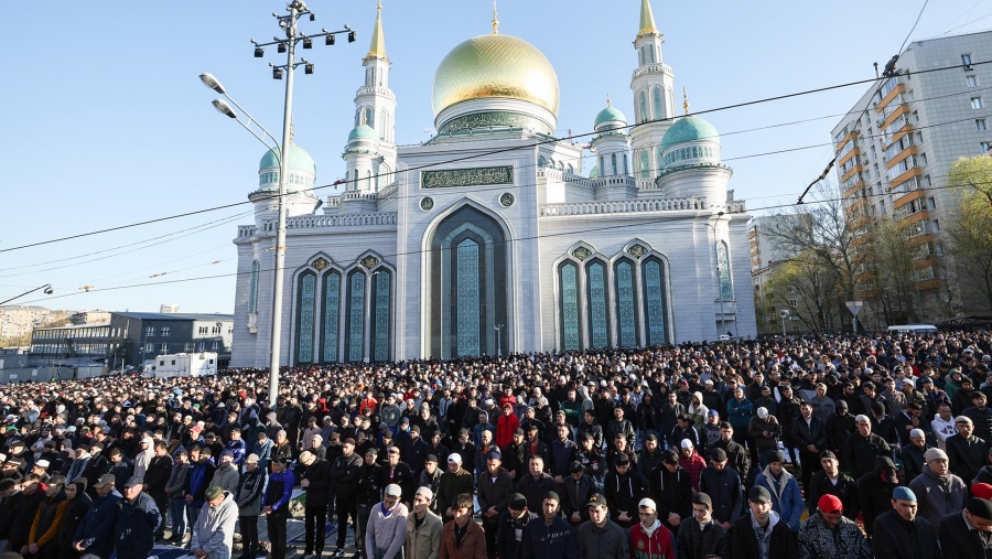 Απίστευτο - Οι μουσουλμάνοι της Ρωσίας προσευχήθηκαν μαζικά για την επιτυχία της συνάντησης Trump - Putin στην Αλάσκα