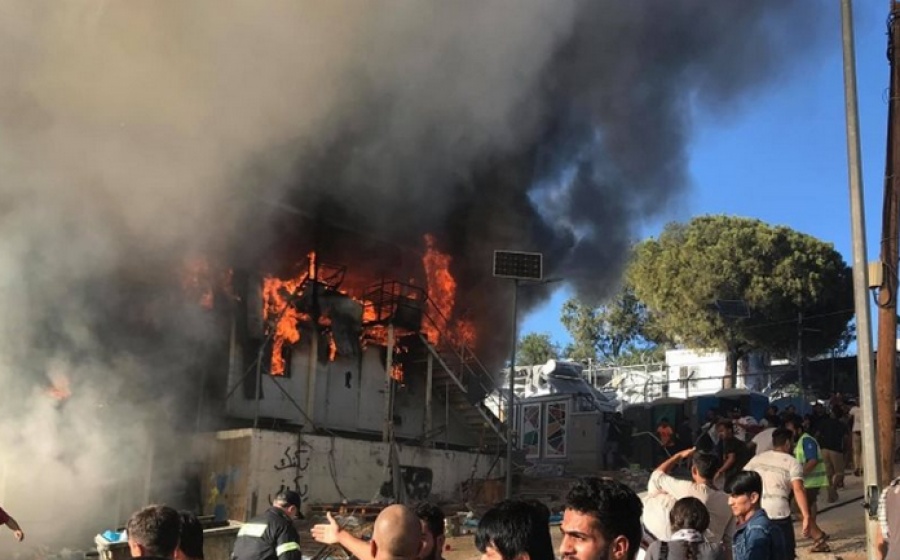 Μυτιλήνη: Χάος, φωτιές και επεισόδια με δύο νεκρούς στον  καταυλισμό της Μόριας - Εξέγερση βλέπουν οι Αρχές