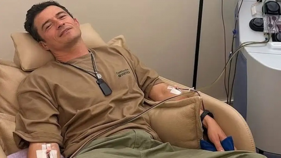 O Orlando Bloom δοκίμασε την παράξενη θεραπεία των 10.000 λιρών που «καθαρίζει το αίμα από μικροπλαστικά και τοξικά χημικά»...