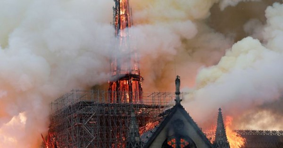 Γαλλία: Άγνωστο τι προκάλεσε την τεράστια πυρκαγιά στη Notre Dame - Συνεχίζονται οι έρευνες