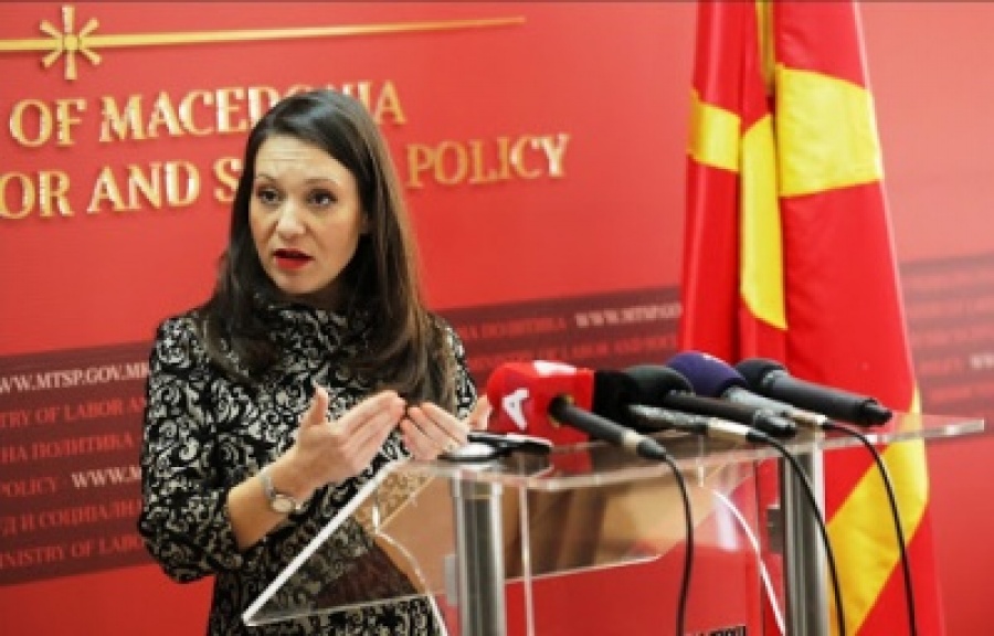 Βόρεια Μακεδονία: Η Βουλή απέπεμψε την υπουργό Εργασίας για την πινακίδα με το όνομα