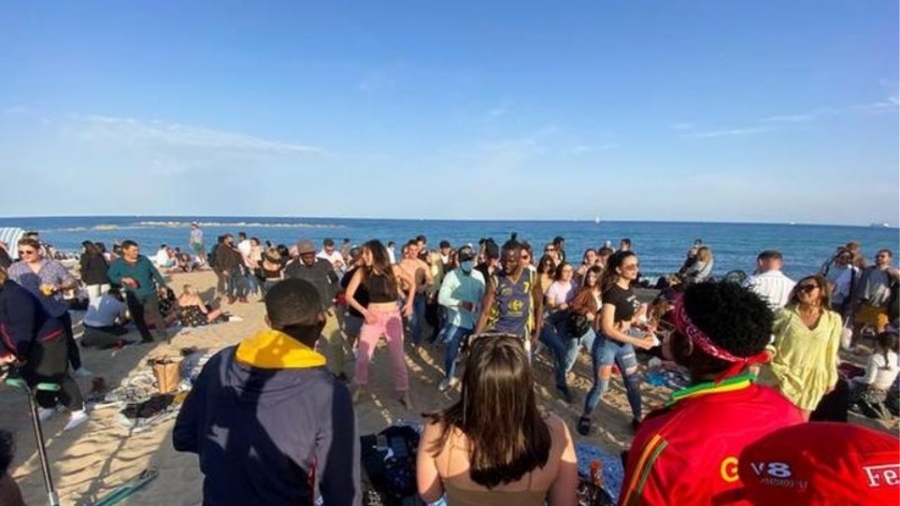 Ισπανία: Ξέφρενο πάρτι στην παραλία της Βαρκελώνης - Γιατί η Καταλονία δεν εφαρμόζει τα μέτρα