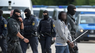 DW: «Μαζικές απελάσεις» μεταναστών επιχειρεί η Γερμανία