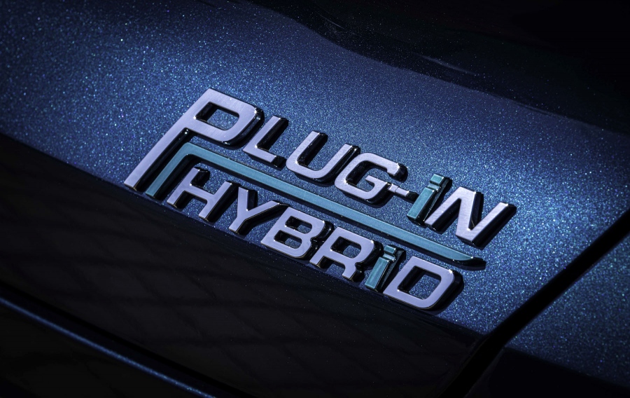 Τα plug-in υβριδικά επιβαρύνουν το περιβάλλον περισσότερο απ’ όσο δείχνουν οι επίσημοι αριθμοί