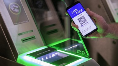 Θα χρειαστούμε «διαβατήριο εμβολίων» για τα ταξίδια; Αντιφατικά μηνύματα από τον ΠΟΥ