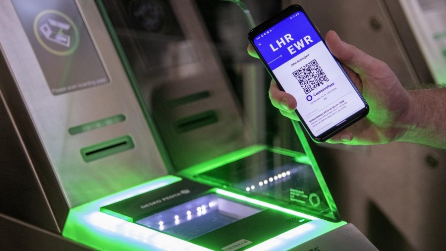 Θα χρειαστούμε «διαβατήριο εμβολίων» για τα ταξίδια; Αντιφατικά μηνύματα από τον ΠΟΥ