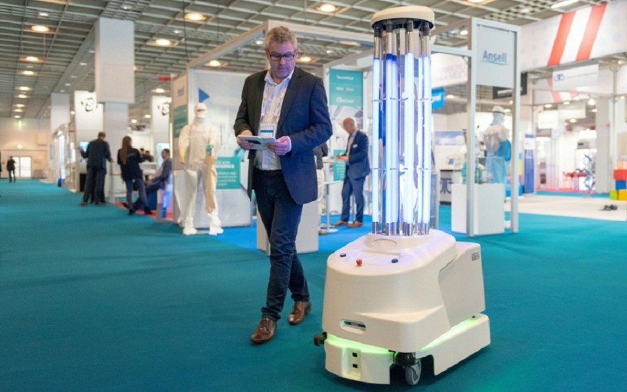 ΕΕ - Κορωνοϊός: Μαζικές παραγγελίες νοσοκομείων για τα ρομπότ που καθαρίζουν μικροοργανισμούς κατά 99,99%