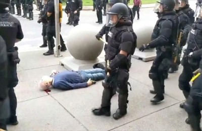 ΗΠΑ - Αστυνομικοί ρίχνουν βιαία στο έδαφος 75χρονο διαδηλωτή