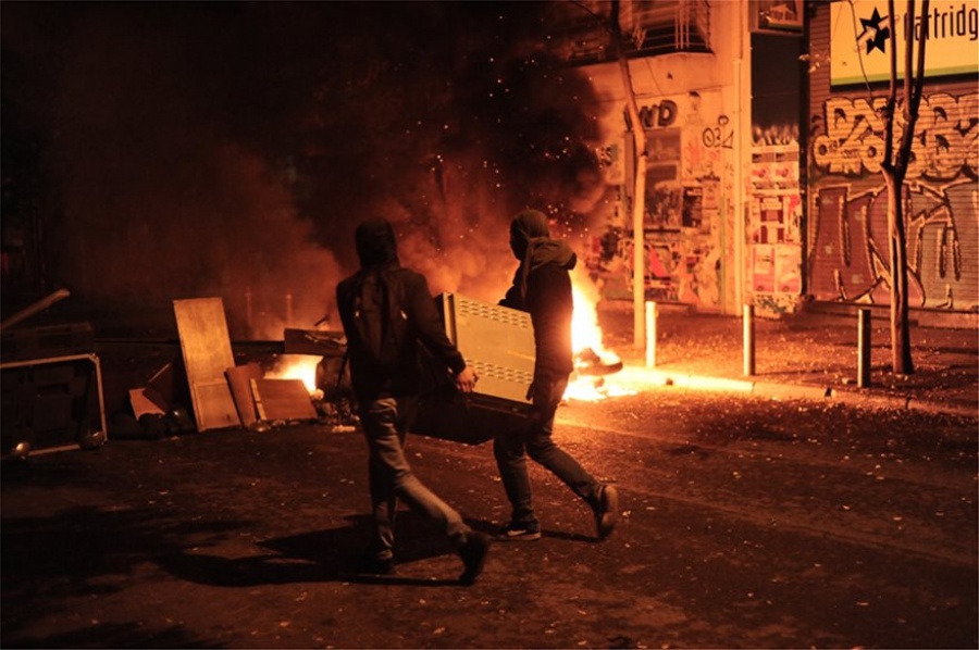 Οδοφράγματα στα Εξάρχεια και βροχή από μολότοφ - «Αύρες» επιστράτευσε η Αστυνομία