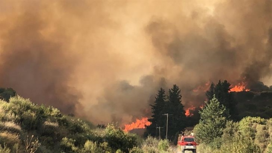 Νέα πυρκαγιά μαίνεται στα Καλάβρυτα -  Σύμφωνα με την πυροσβεστική βρίσκεται σε δύσβατο σημείο
