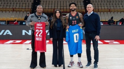 Τελετή ανταλλαγής φανέλας ανάμεσα στον Ολυμπιακό και τους LA Chargers - Τιμώμενο πρόσωπο η Kimberly Guilfoyle