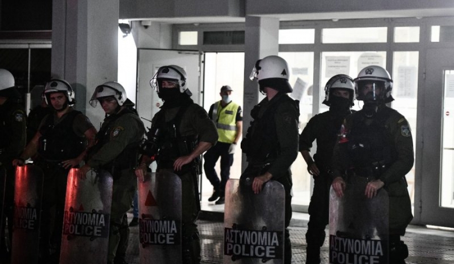 Υπό επευφημίες στον ανακριτή οι 7 αστυνομικοί για τη δολοφονία του 18χρονου στο Πέραμα