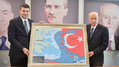 Στα άκρα η τουρκική πρόκληση από τον Bahçeli: Παρουσίασε χάρτη με τα νησιά ως την Κρήτη στην Τουρκία