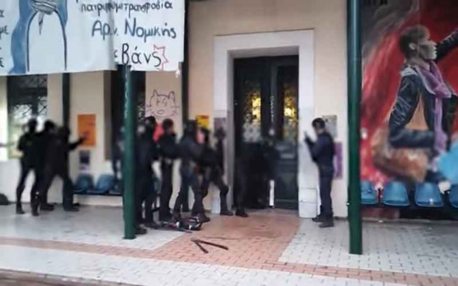 Βίντεο από την έφοδο της ΟΠΚΕ στην κατάληψη μέσα στην Νομική Αθηνών