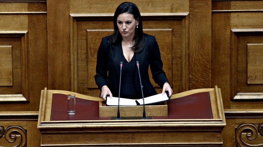 Απίστευτη εξέλιξη με Κεφαλογιάννη - Χρησιμοποίησε με δόλο τροπολογία για προσωπικό της θέμα, στραβά μάτια από Μαξίμου