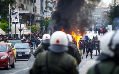 Persona non grata o Τσακαλώτος στον Πειραιά - Οπαδοί του Ολυμπιακού συγκρούονται με δυνάμεις των ΜΑΤ