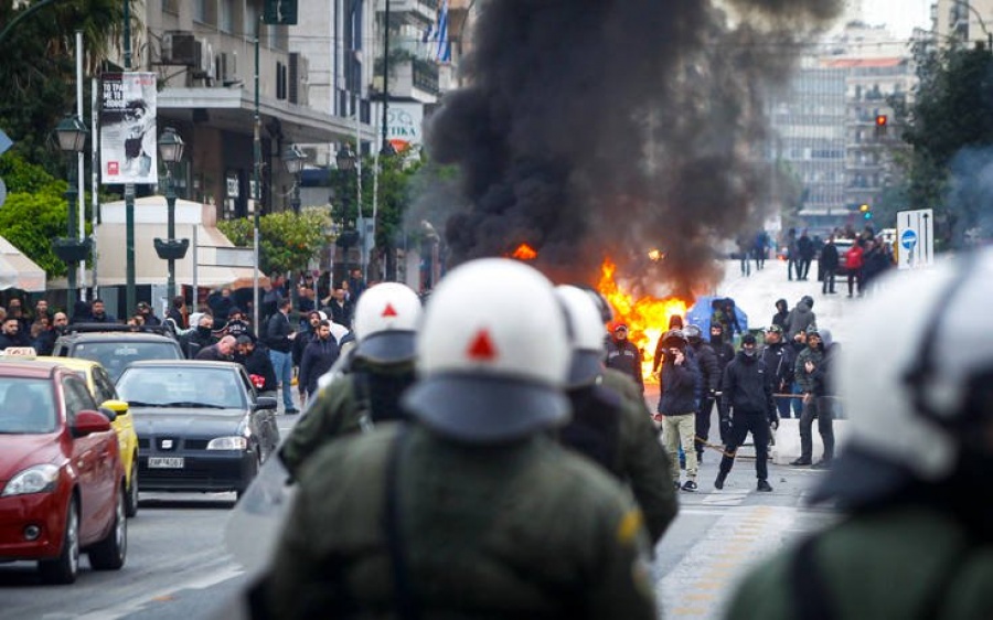 Persona non grata o Τσακαλώτος στον Πειραιά - Οπαδοί του Ολυμπιακού συγκρούονται με δυνάμεις των ΜΑΤ