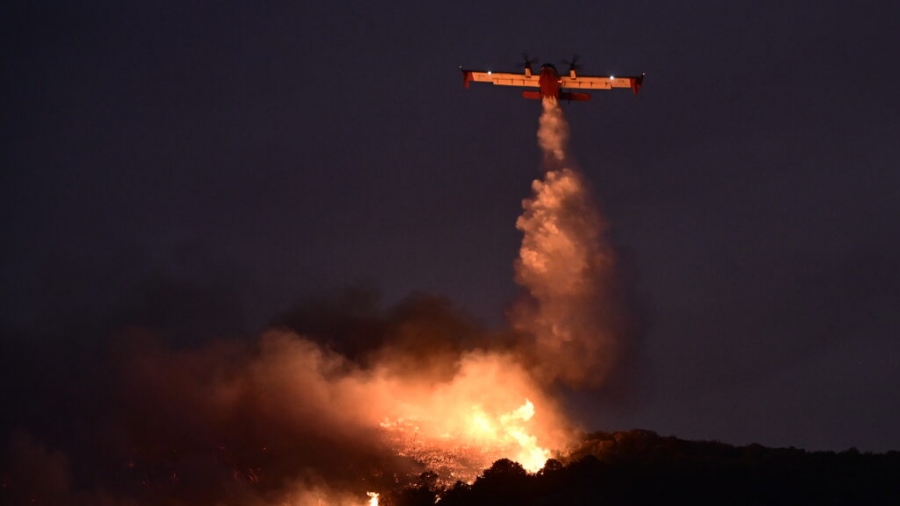 Τιτάνια μάχη, συγκλονιστικές εικόνες - Πιλότοι Canadair κάνουν ρίψεις νερού μετά τη δύση του ήλιου στην Κερατέα (photos)