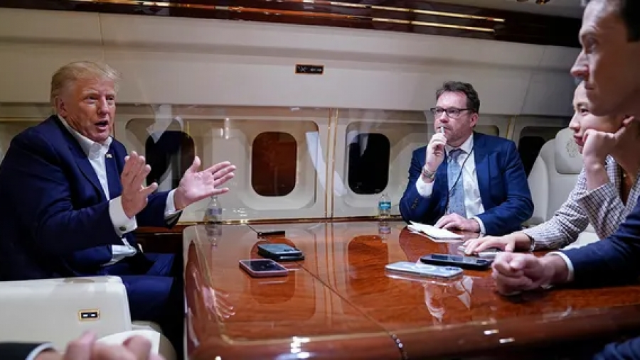 «Βγάλτε τον έξω!» - Ο Trump έδιωξε δημοσιογράφο από το αεροπλάνο, του πέταξε τα τηλέφωνα λόγω fake news