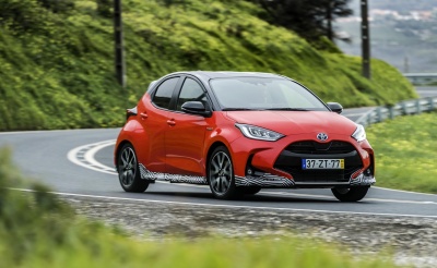 Το νέο υβριδικό Toyota Yaris καίει μόλις 3,7 λίτρα ανά 100 χιλιόμετρα