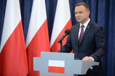 Ο πρόεδρος της Πολωνίας θέλει να θεσπίσει την απαγόρευση της υιοθεσίας από ζευγάρια ομοφύλων