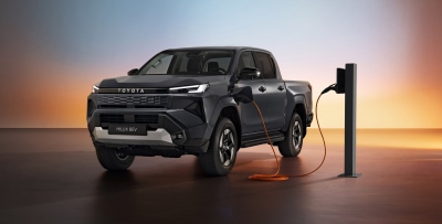 Ηλεκτροσόκ από την Toyota: Το Hilux περνάει στην πρίζα