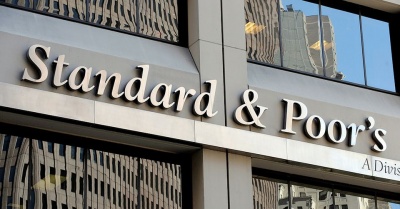 S&P: Σε τρεις αυξήσεις επιτοκίων θα προχωρήσει το 2018 η Fed