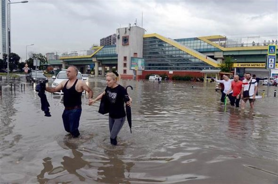 Πλημμύρες και ένας νεκρός στην Κωνσταντινούπολη από την έντονη βροχόπτωση