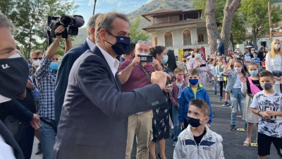 Η... τυχαία συνάντηση Μητσοτάκη με έναν καβαλάρη: Ο ΦΠΑ στις ζωοτροφές, τα... γελάδια και ο... Ντάλτον