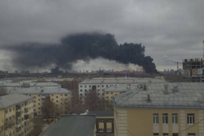 Σοβαρό περιστατικό στην Αικατερινούπολη της Ρωσίας: Σφοδρή πυρκαγιά κατακαίει έκταση 4.500 τετραγωνικών μέτρων