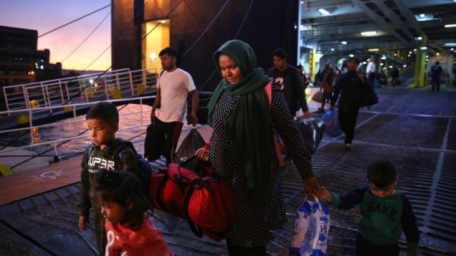Στον Πειραιά περισσότεροι από 200 μετανάστες και πρόσφυγες – Συνεχίζεται η αποσυμφόρηση των νησιών