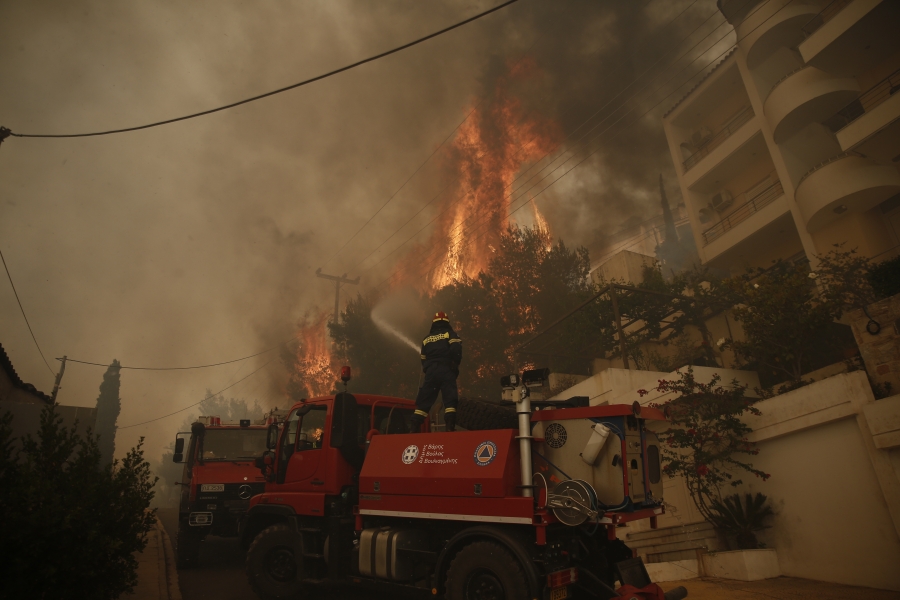 Πυρκαγιά στη Γλυφάδα: Βελτιωμένη η εικόνα, σύμφωνα με την Πυροσβεστική
