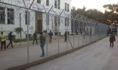 Εξέγερση μεταναστών στην Κόρινθο – Άναψαν φωτιές και εκτόξευσαν πέτρες