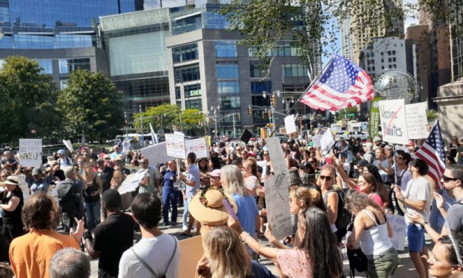 Μεγάλη διαδήλωση κατά της υποχρεωτικότητας του εμβολιασμού στη Νέα Υόρκη